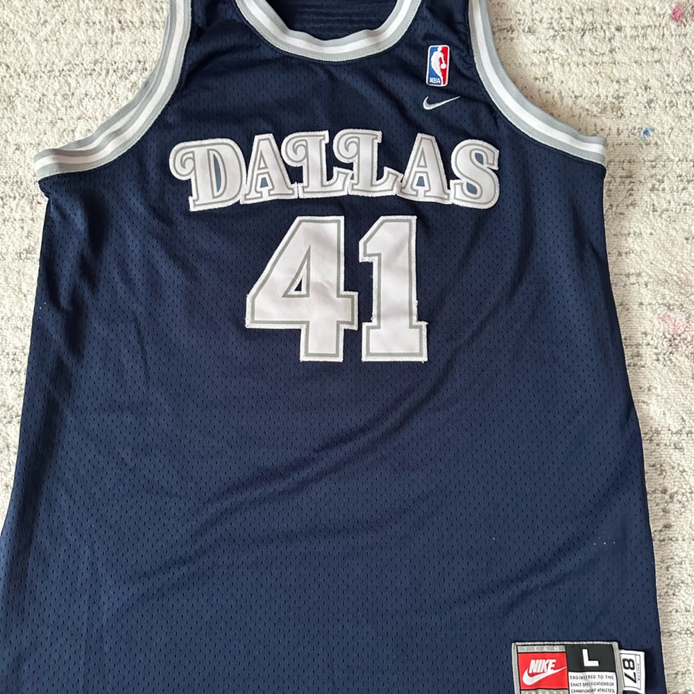 Authentic and rare Dirk Nowitzki Nike Dallas Mavericks jersey large (used)